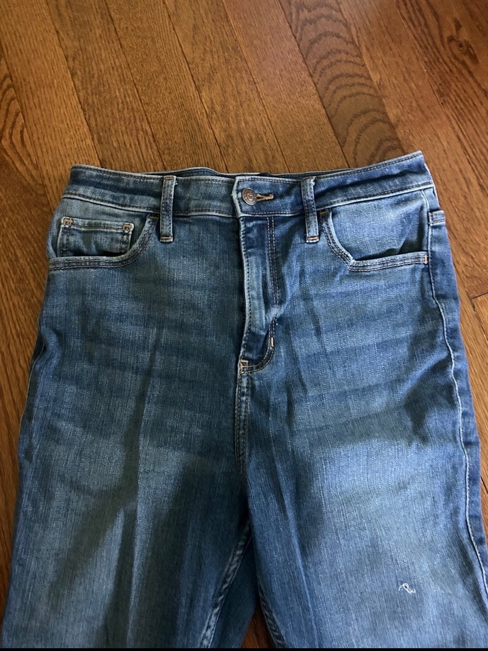 Hollister High-Rise Women's Jeans in Medium Blue Wash